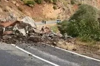Şavşat’ta yamaçtan kopan dev kayalar köy yolunu kapattı
