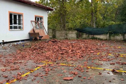 Selin ardından hortum vuran okulun çatısını el birliği ile tamir ettiler

