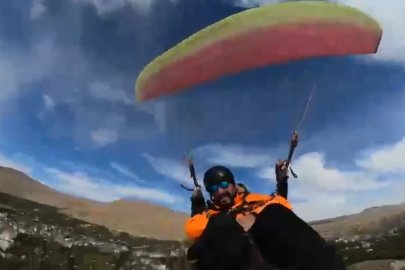Adilcevaz’da gökyüzüyle buluşan paraşüt, güzel manzara oluşturdu
