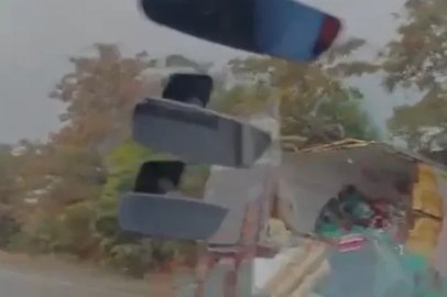Denizli’de kamyon şarampole devrildi: 1 yaralı
