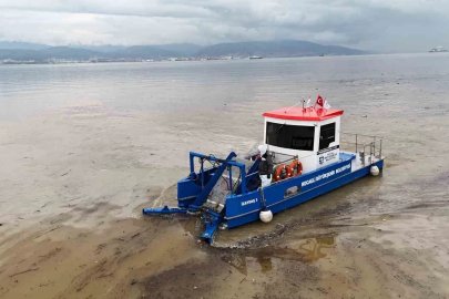İzmit Körfezi’nden 10 kamyon atık çıkarıldı
