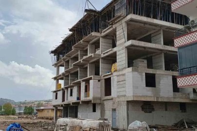 İnşaattan düşen işçi ağır yaralandı
