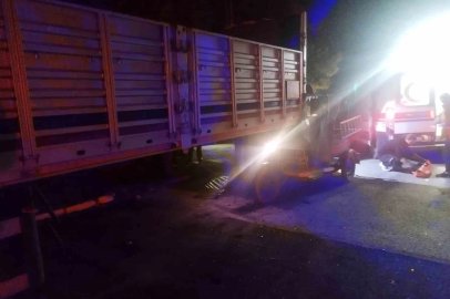 Üç tekerlekli motosiklet park halindeki yarı römorka çarptı: 1 yaralı
