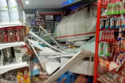 Kontrolden çıkan kamyonet markete girdi: 2 yaralı
