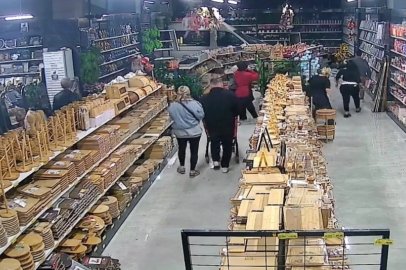 Bursa’da mağazaya servis aracı daldı: Müşteriler neye uğradığını şaşırdı
