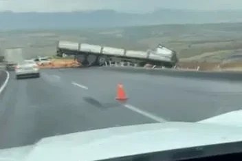 Diyarbakır’da tır yoldan çıktı: 1 yaralı
