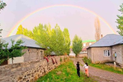 Patnos’ta yağmur sonrası muhteşem görüntü: Gökkuşağı hayran bıraktı
