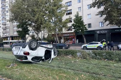 Kaza yapan otomobil takla atıp tramvay yoluna girdi: 1 yaralı
