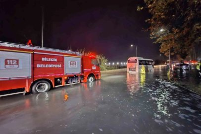 Su birikintisinde mahsur kalan işçi servisini AFAD ve itfaiye kurtardı
