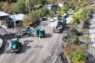 DSİ ekiplerinden Uzundere’deki sel ve rusubat birikintilerine gece gündüz müdahale
