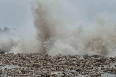 Amasra’da kayalara çarpan dalgaların boyu 14 metreye ulaştı
