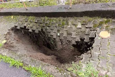 Şiddetli yağış sonrası kaldırım çöktü
