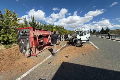 Elazığ’da traktör ile minibüs çarpıştı: 1 yaralı
