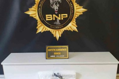 Balıkesir’de 1 kilo uyuşturucu ham maddesi ele geçirildi
