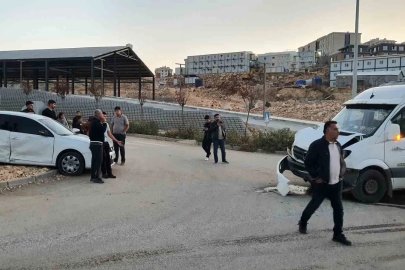 Adıyaman’da otomobil minibüsle çarpıştı: 4 yaralı
