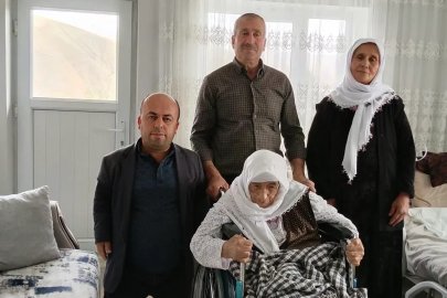 Yüksekova’da yüzleri güldüren yardım: Hatun Teyze tekerlekli sandalyesine kavuştu
