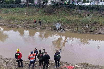 Cendere Deresi’nden otomobil çıkarıldı, o anlar havadan görüntülendi
