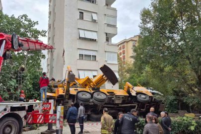 Kadıköy’de devrilen vinç 11 katlı binanın girişine çarptı
