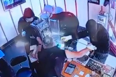 Gaziantep’te 5,6 milyon TL’lik silahlı ve biber gazlı kuyumcu soygunu: O anlar kamerada
