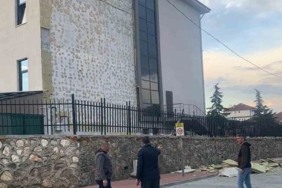 Fırtına okulun dış cephesine zarar verdi
