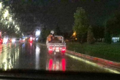Yağmurlu havada motosiklet kasasında tehlikeli yolculuk kamerada

