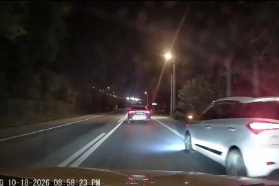 Kazaya davetiye çıkardı: Emniyet şeridinden ilerleyip araçların arasına daldı
