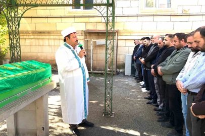İmam, ağabeyinin cenaze namazını kıldırdı
