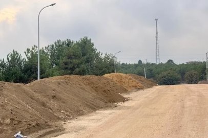 Bilecik’te yol kenarına dökülen kumlar tehlike saçıyor

