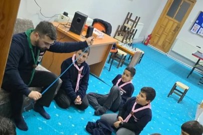 Genç izciler sabah namazında buluştu, camadan düğümü eğitimi aldı
