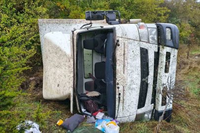 Bilecik’te kamyon takla atarak ormanlık alana devrildi: 2 yaralı
