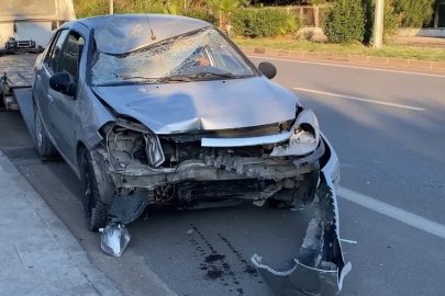 Otomobil park halindeki araçlara ve yayaya çarptı
