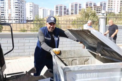 Temizlik esnasında bulduğu çantanın içerisinde 600 bin liralık döviz ve altın çıktı, sahibine ulaştırdı
