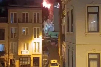 Beyoğlu’nda 6 katlı binanın çatısında korkutan yangın
