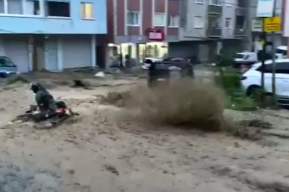İstanbul’da selin ortasında kalan motokuryenin metrelerce sürüklendiği an ortaya çıktı
