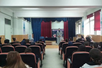 Kütahya Akşemsettin Kız Anadolu İmam Hatip Lisesi’nde "Peygamberimiz ve Aile" konulu seminer
