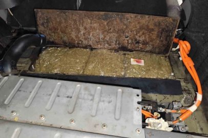 Akünün altına gizlenen 4 kilo 560 kilo esrar ele geçirildi
