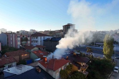 Uşak’ta tek katlı evin çatısında çıkan yangın söndürüldü
