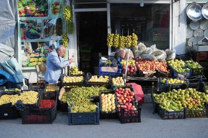 Muş’ta 40 yıllık gelenek: Güz armutlarını ipe dizerek saklıyor
