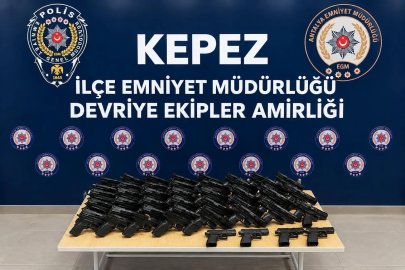 Antalya’da 32 tabanca ve 30 şarjör ele geçirildi
