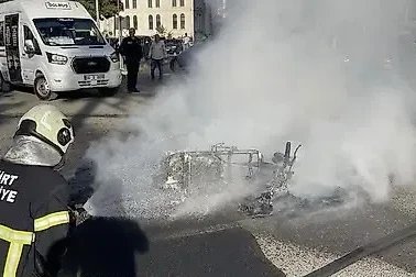 Siirt’te hafif ticari araç ile çarpışan motosiklet alevlere teslim oldu
