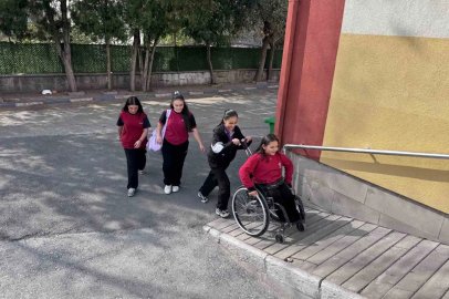 Ecrin engelini arkadaşlarıyla aşıyor
