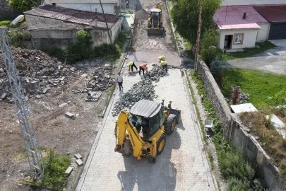 Ardahan’da Mahalle yolları kilit parke taşlarıyla yenileniyor
