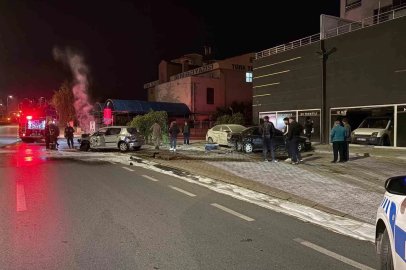 Kayseri’de park halindeki 3 araca çarpan otomobil, alev aldı: 2 yaralı
