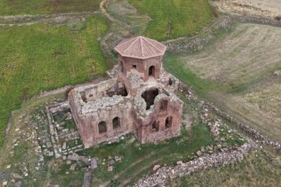 Taşları kızıl, adı kızıl olan kilise bin 500 yıldır ayakta
