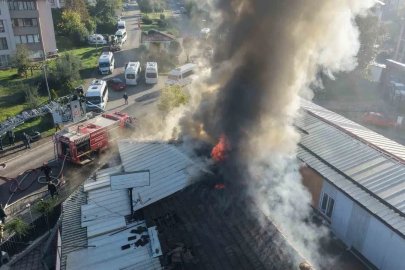 Düzce’de çatısı yanan kıraathane kullanılmaz hale geldi
