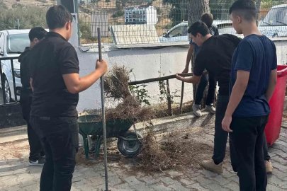 Koçarlı’da öğrenciler okul bahçesini temizleyerek çevre duyarlılığına dikkat çekti
