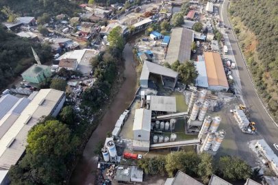 Felakete neden olan dere yatağına yapılmış geniş binalar havadan görüntülendi
