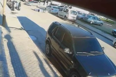 Devrilen motokurye metrelerce sürüklenip otomobile çarptı: O anlar kamerada
