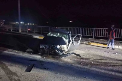 Sivas’ta aydınlatma direğine çarpan otomobilin sürücüsü yaralandı
