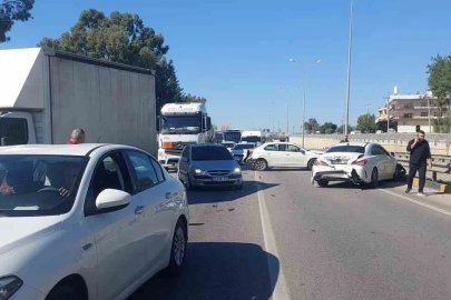 Serik’te 3 araçlı zincirleme kaza
